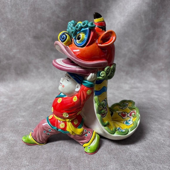 Vintage Porcelain Chinese Lion Dance Statue - Signed -In original Box - Picture 6 of 12